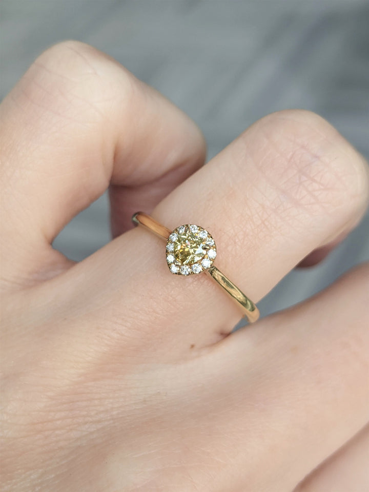 18KT Yellow Gold 0.26ctw Diamond Ring