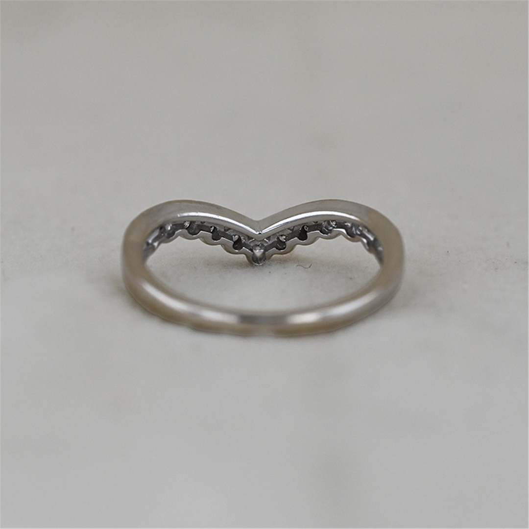 10K White Gold 0.10ctw Diamond Estate V Ring