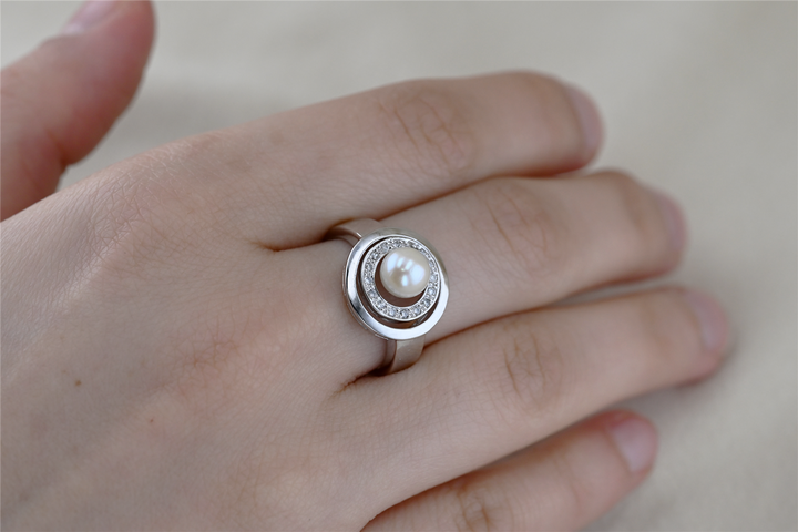 10K White Gold 0.08ctw Pearl Estate Ring